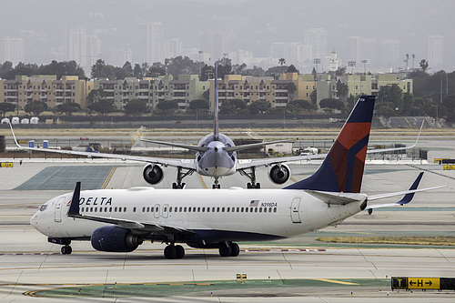 Delta Air Lines Boeing 737-800 N398DA at Los Angeles International Airport (KLAX/LAX)