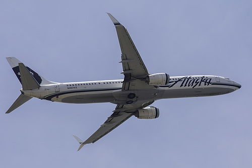 Alaska Airlines Boeing 737-900ER N407AS at Los Angeles International Airport (KLAX/LAX)