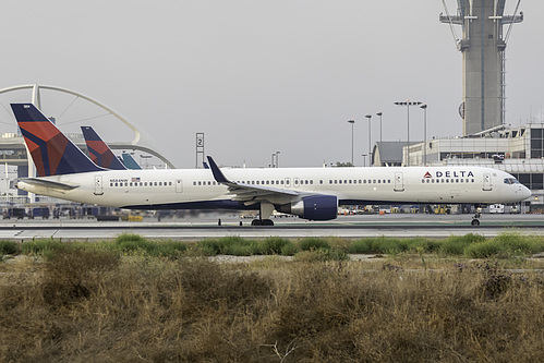 Delta Air Lines Boeing 757-300 N584NW at Los Angeles International Airport (KLAX/LAX)
