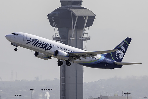 Alaska Airlines Boeing 737-800 N585AS at Los Angeles International Airport (KLAX/LAX)