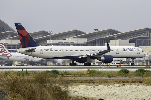 Delta Air Lines Boeing 757-300 N585NW at Los Angeles International Airport (KLAX/LAX)