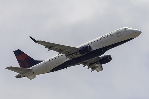 Compass Airlines Embraer ERJ-175 N612CZ at Los Angeles International Airport (KLAX/LAX)