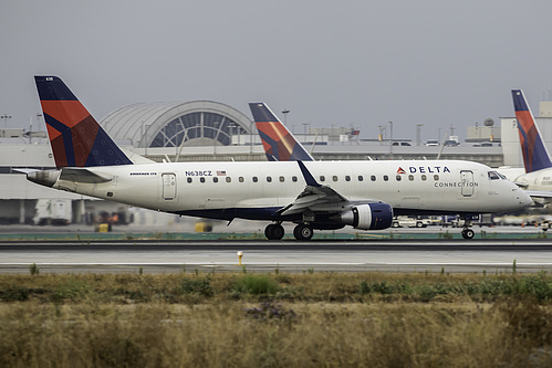 Compass Airlines Embraer ERJ-175 N628CZ at Los Angeles International Airport (KLAX/LAX)