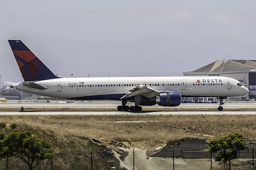 Delta Air Lines Boeing 757-200 N670DN at Los Angeles International Airport (KLAX/LAX)