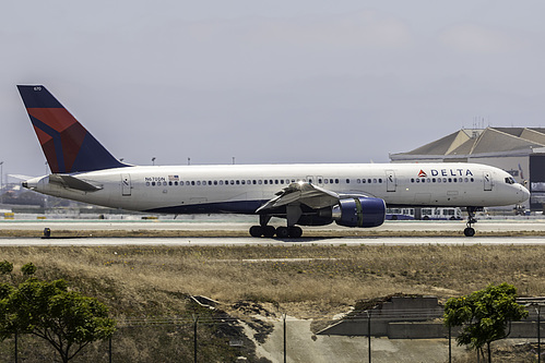 Delta Air Lines Boeing 757-200 N670DN at Los Angeles International Airport (KLAX/LAX) Delta Air Lines Boeing 757-200 N670DN at Los Angeles International Airport (KLAX/LAX)