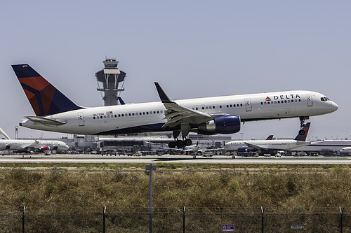 Delta Air Lines Boeing 757-200 N6711M at Los Angeles International Airport (KLAX/LAX)