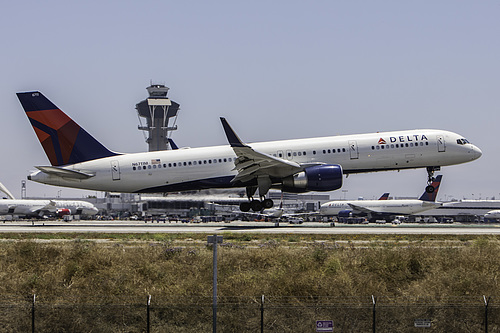Delta Air Lines Boeing 757-200 N6711M at Los Angeles International Airport (KLAX/LAX) Delta Air Lines Boeing 757-200 N6711M at Los Angeles International Airport (KLAX/LAX)