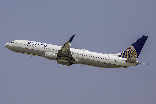 United Airlines Boeing 737-900ER N69813 at Los Angeles International Airport (KLAX/LAX)