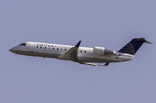 SkyWest Airlines Canadair CRJ-200 N909SW at Los Angeles International Airport (KLAX/LAX)