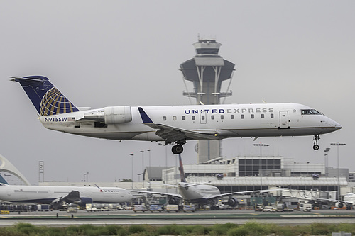 SkyWest Airlines Canadair CRJ-200 N915SW at Los Angeles International Airport (KLAX/LAX)