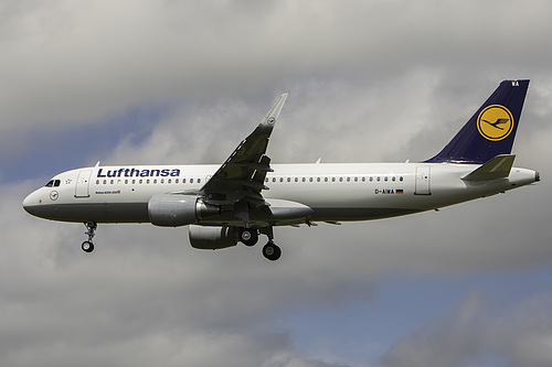 Lufthansa Airbus A320-200 D-AIWA at London Heathrow Airport (EGLL/LHR)