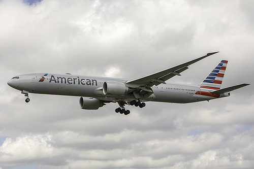 American Airlines Boeing 777-300ER N725AN at London Heathrow Airport (EGLL/LHR)