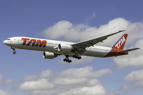 LATAM Brasil Boeing 777-300ER PT-MUE at London Heathrow Airport (EGLL/LHR)