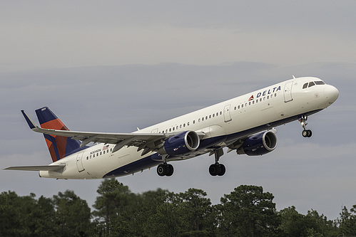 Delta Air Lines Airbus A321-200 N309DN at Orlando International Airport (KMCO/MCO)
