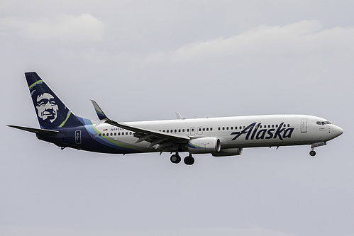 Alaska Airlines Boeing 737-900ER N495AS at Orlando International Airport (KMCO/MCO)
