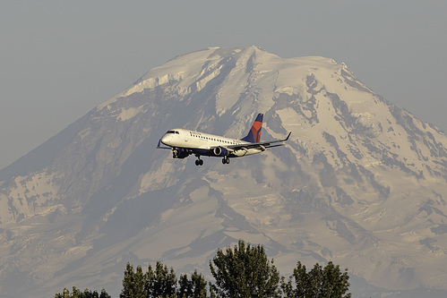 Compass Airlines Embraer ERJ-175 N612CZ at Seattle Tacoma International Airport (KSEA/SEA)