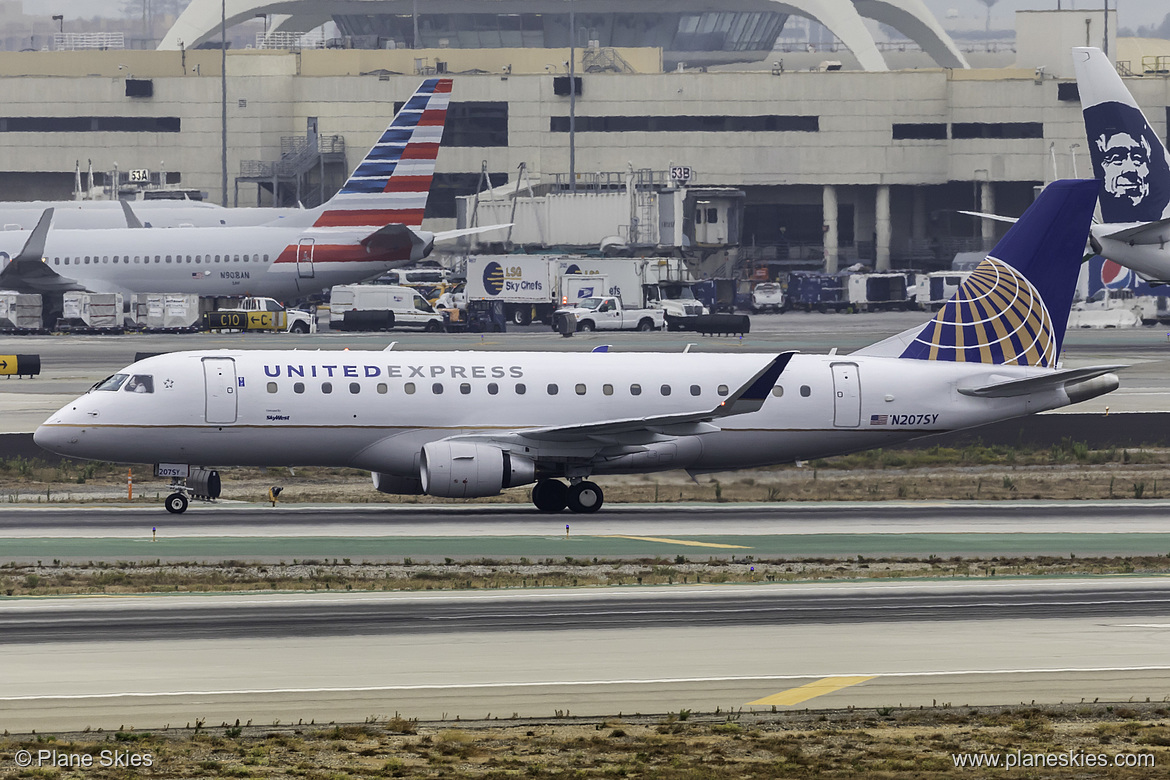 SkyWest Airlines Embraer ERJ-175 N207SY at Los Angeles International Airport (KLAX/LAX)