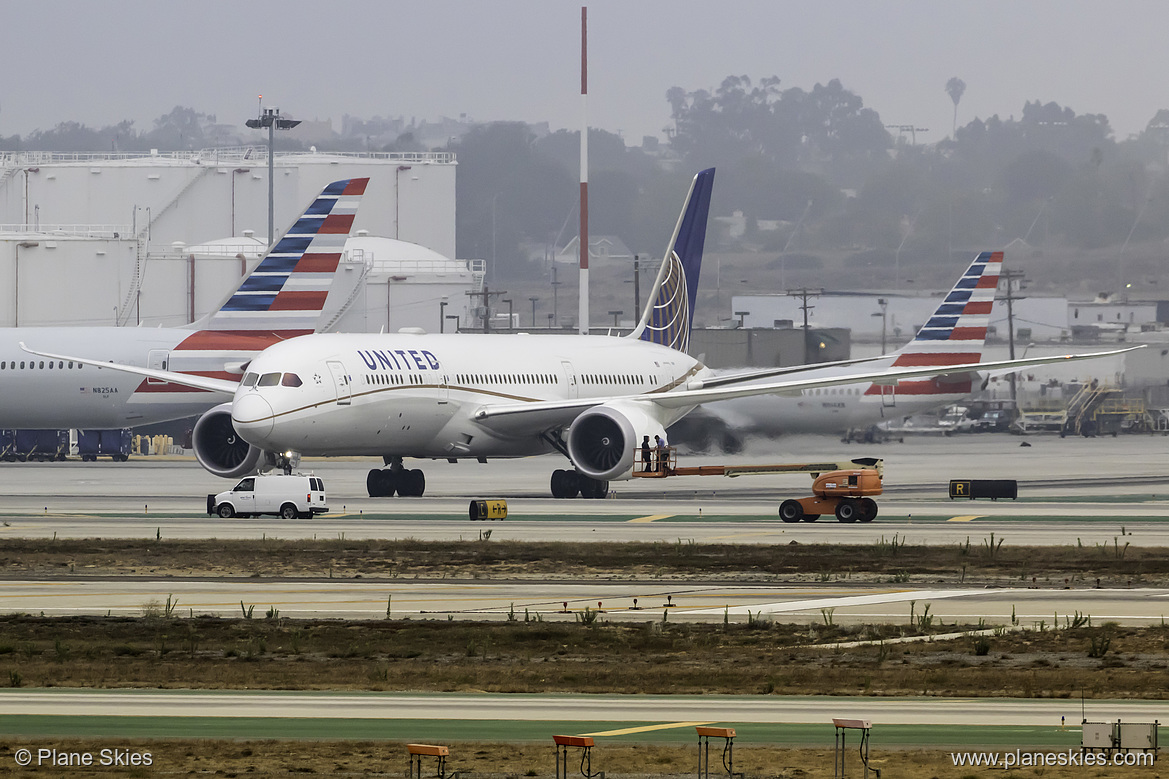 United Airlines Boeing 787-9 N26966 at Los Angeles International Airport (KLAX/LAX) United Airlines Boeing 787-9 N26966 at Los Angeles International Airport (KLAX/LAX)