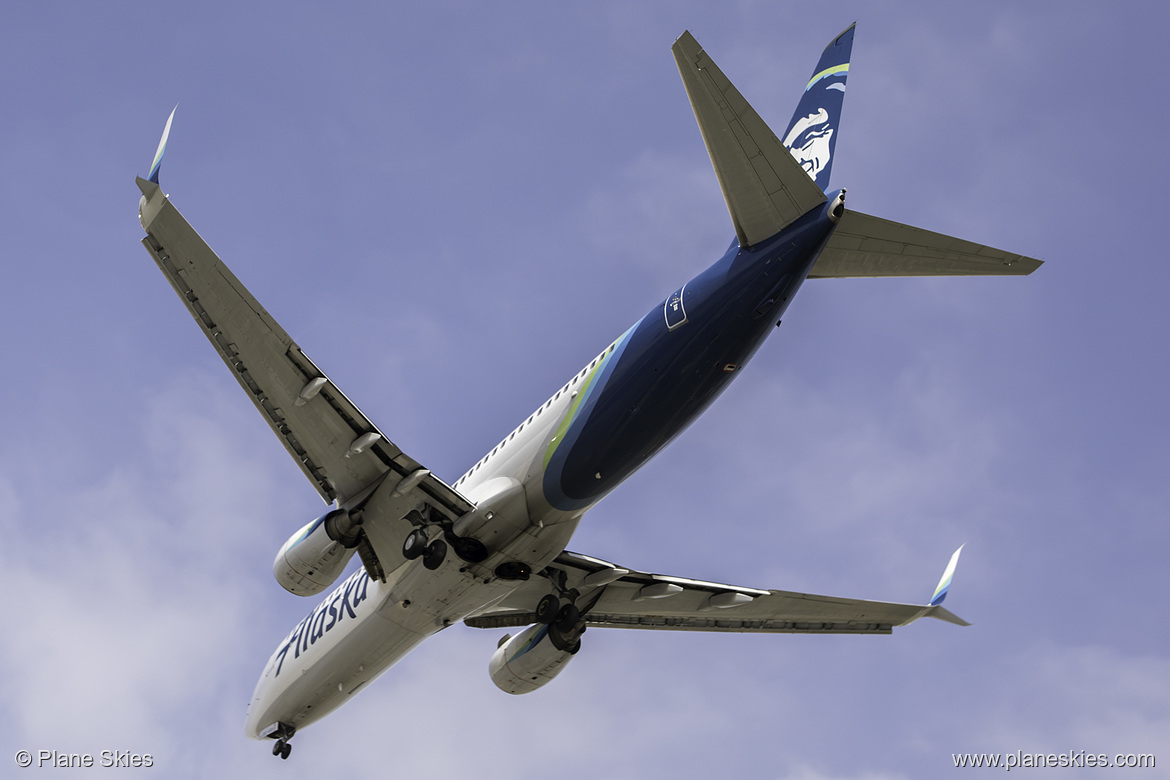 Alaska Airlines Boeing 737-800 N562AS at Los Angeles International Airport (KLAX/LAX)