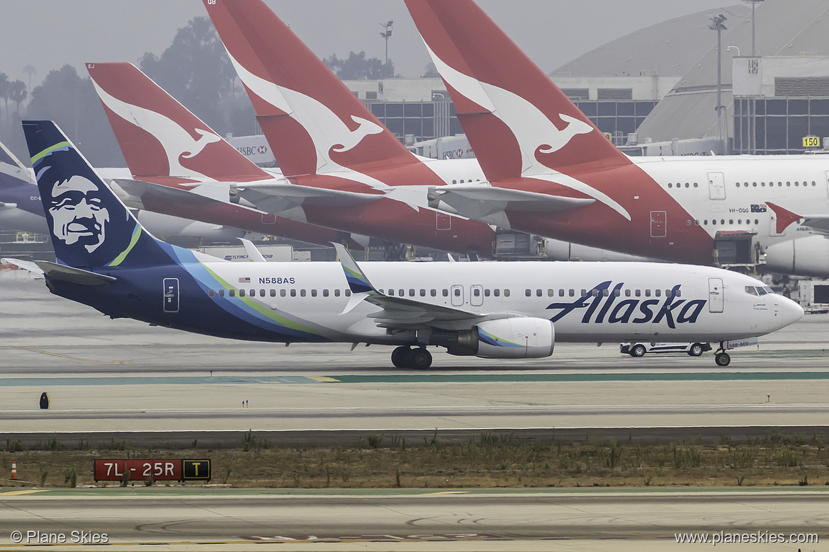 Alaska Airlines Boeing 737-800 N588AS at Los Angeles International Airport (KLAX/LAX)