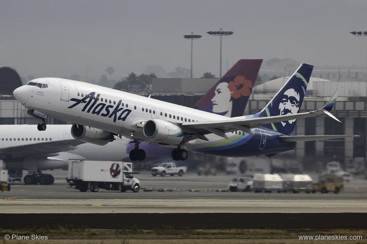 Alaska Airlines Boeing 737-800 N588AS at Los Angeles International Airport (KLAX/LAX)
