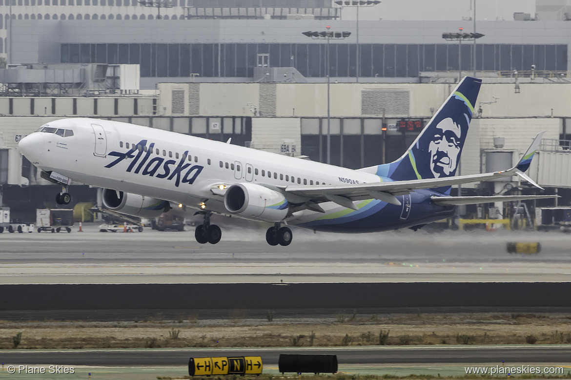 Alaska Airlines Boeing 737-800 N590AS at Los Angeles International Airport (KLAX/LAX)