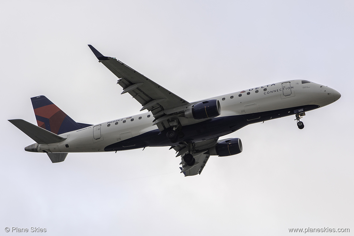 Compass Airlines Embraer ERJ-175 N605CZ at Los Angeles International Airport (KLAX/LAX)