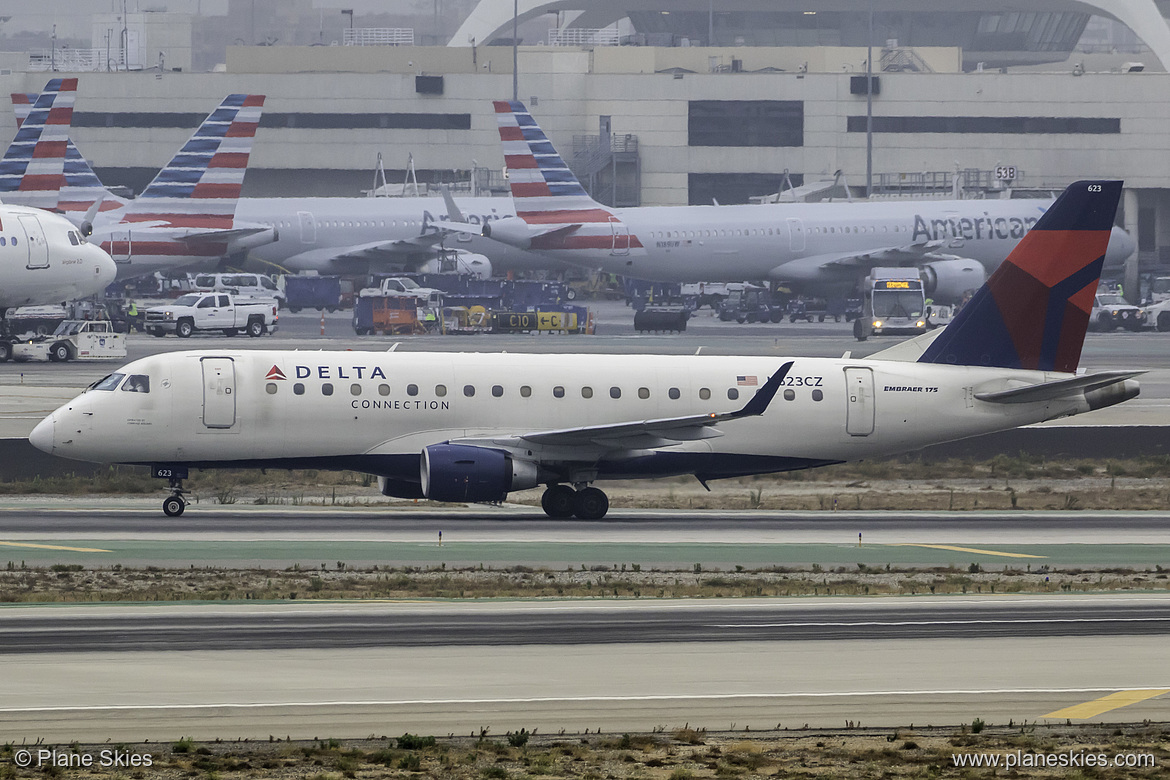 Compass Airlines Embraer ERJ-175 N623CZ at Los Angeles International Airport (KLAX/LAX)