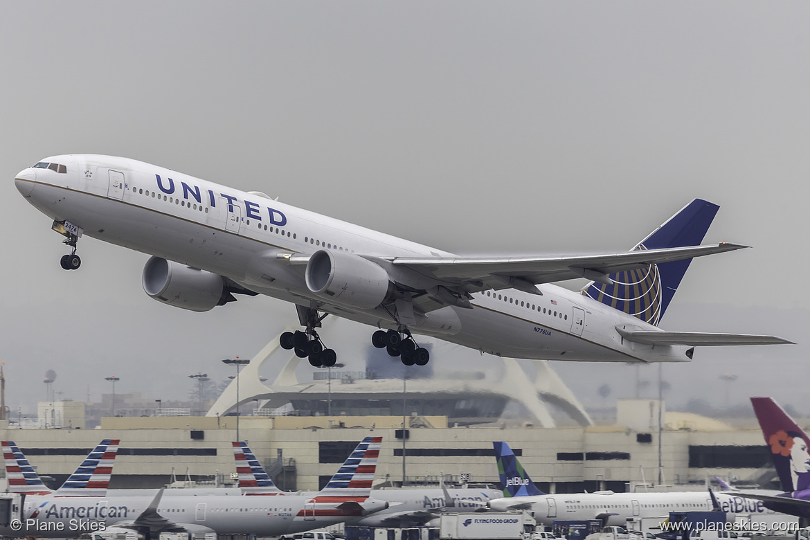 United Airlines Boeing 777-200 N776UA at Los Angeles International Airport (KLAX/LAX) United Airlines Boeing 777-200 N776UA at Los Angeles International Airport (KLAX/LAX)