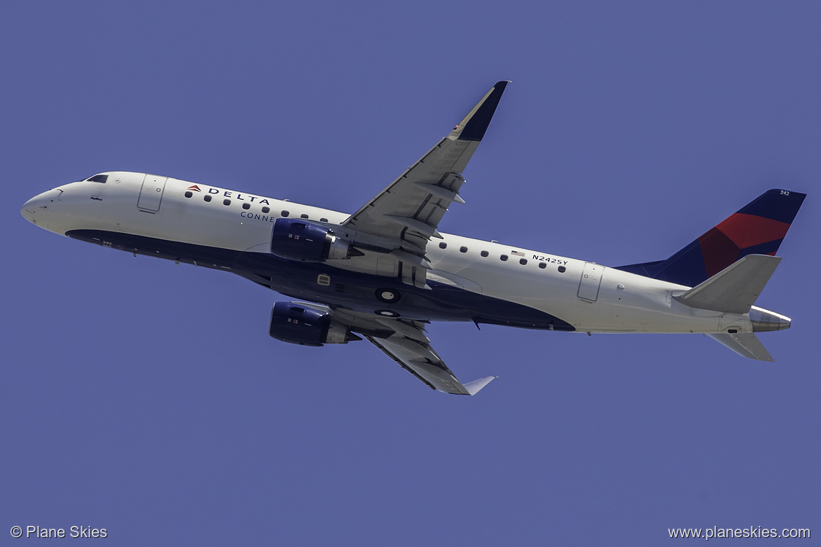 SkyWest Airlines Embraer ERJ-175 N242SY at San Francisco International Airport (KSFO/SFO)