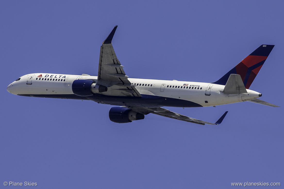 Delta Air Lines Boeing 757-200 N707TW at San Francisco International Airport (KSFO/SFO)