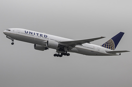 United Airlines Boeing 777-200ER N211UA at Los Angeles International Airport (KLAX/LAX)