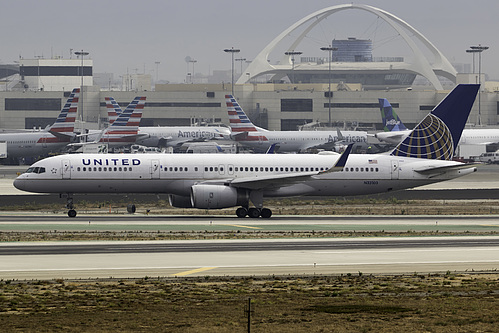 United Airlines Boeing 757-200 N33103 at Los Angeles International Airport (KLAX/LAX)
