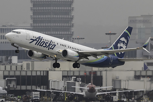 Alaska Airlines Boeing 737-800 N513AS at Los Angeles International Airport (KLAX/LAX)