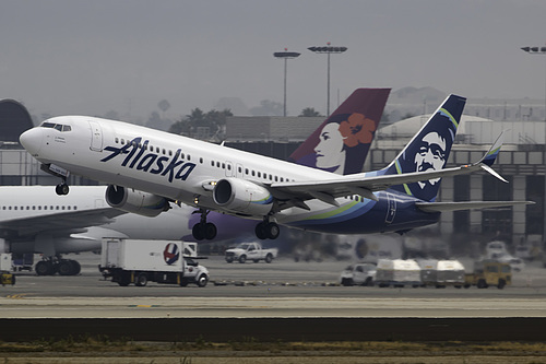 Alaska Airlines Boeing 737-800 N588AS at Los Angeles International Airport (KLAX/LAX)