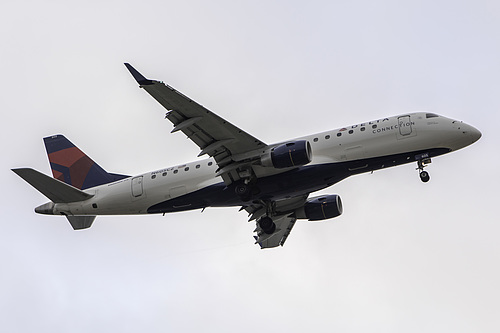 Compass Airlines Embraer ERJ-175 N605CZ at Los Angeles International Airport (KLAX/LAX)