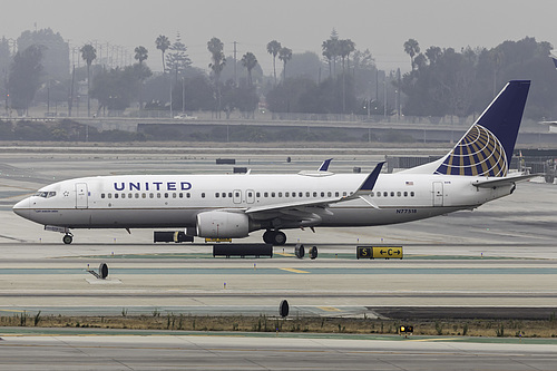 United Airlines Boeing 737-800 N77518 at Los Angeles International Airport (KLAX/LAX)