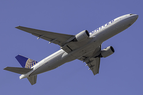 United Airlines Boeing 777-200ER N215UA at San Francisco International Airport (KSFO/SFO)