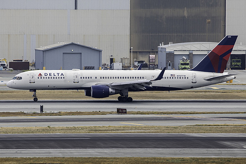 Delta Air Lines Boeing 757-200 N707TW at San Francisco International Airport (KSFO/SFO)