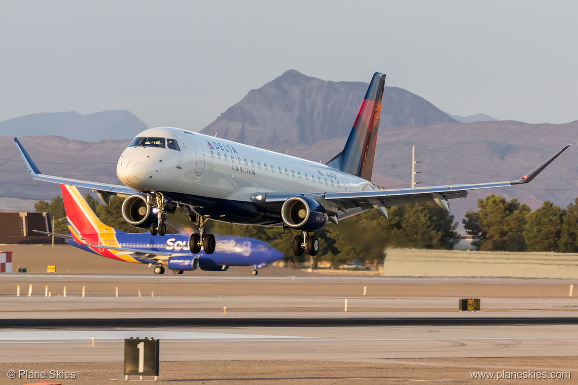 SkyWest Airlines Embraer ERJ-175 N241SY at McCarran International Airport (KLAS/LAS)