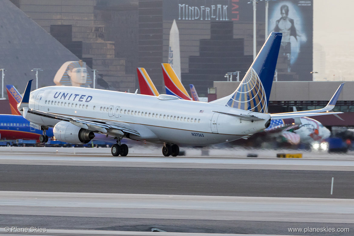 United Airlines Boeing 737-800 N37263 at McCarran International Airport (KLAS/LAS) United Airlines Boeing 737-800 N37263 at McCarran International Airport (KLAS/LAS)