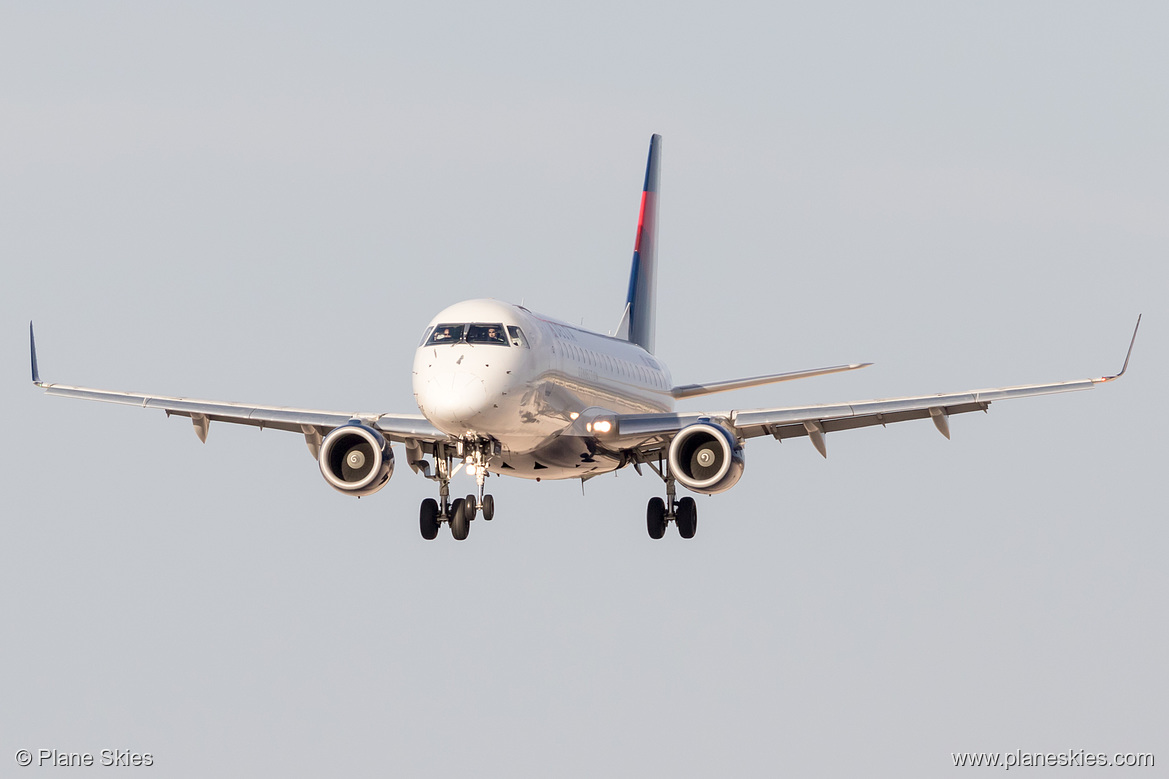 Compass Airlines Embraer ERJ-175 N623CZ at McCarran International Airport (KLAS/LAS)