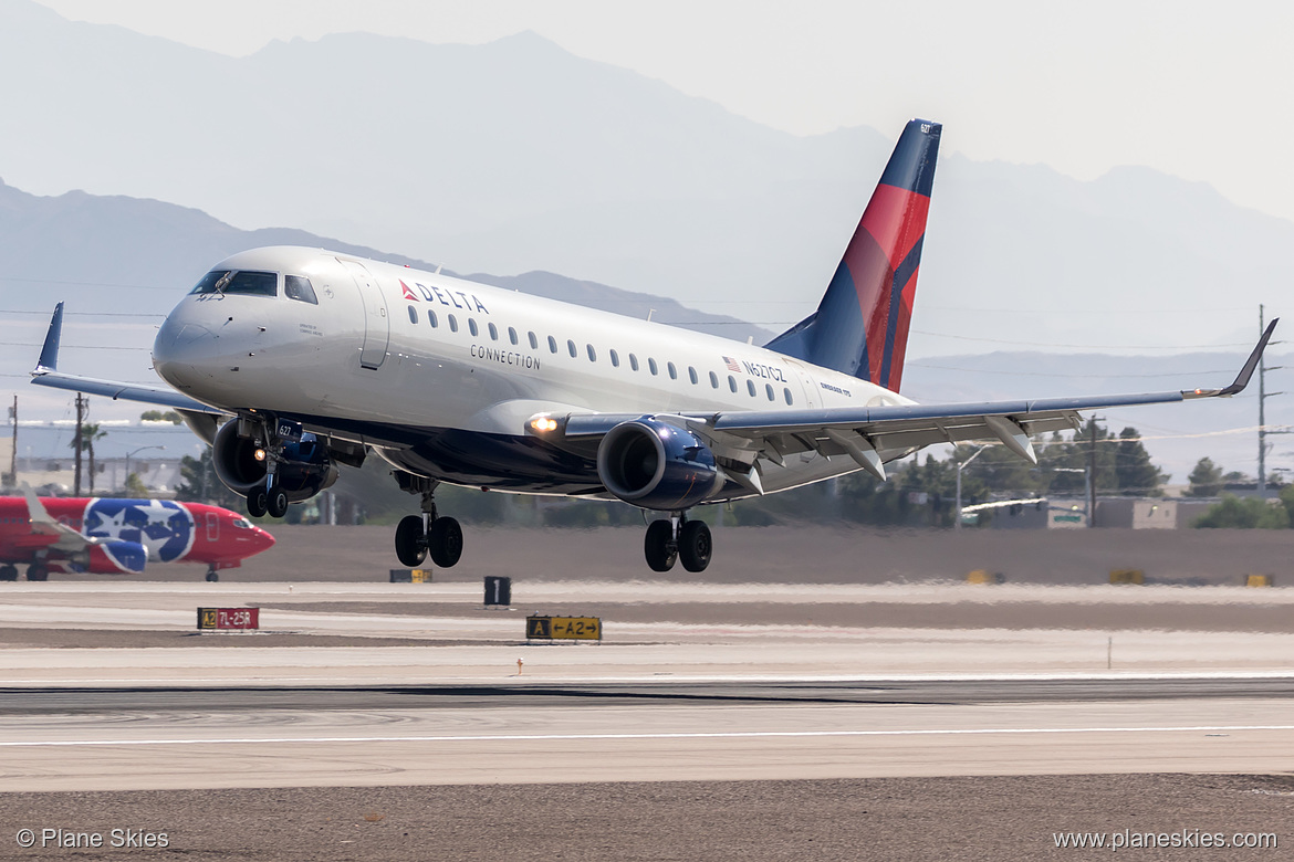 Compass Airlines Embraer ERJ-175 N627CZ at McCarran International Airport (KLAS/LAS) Compass Airlines Embraer ERJ-175 N627CZ at McCarran International Airport (KLAS/LAS)