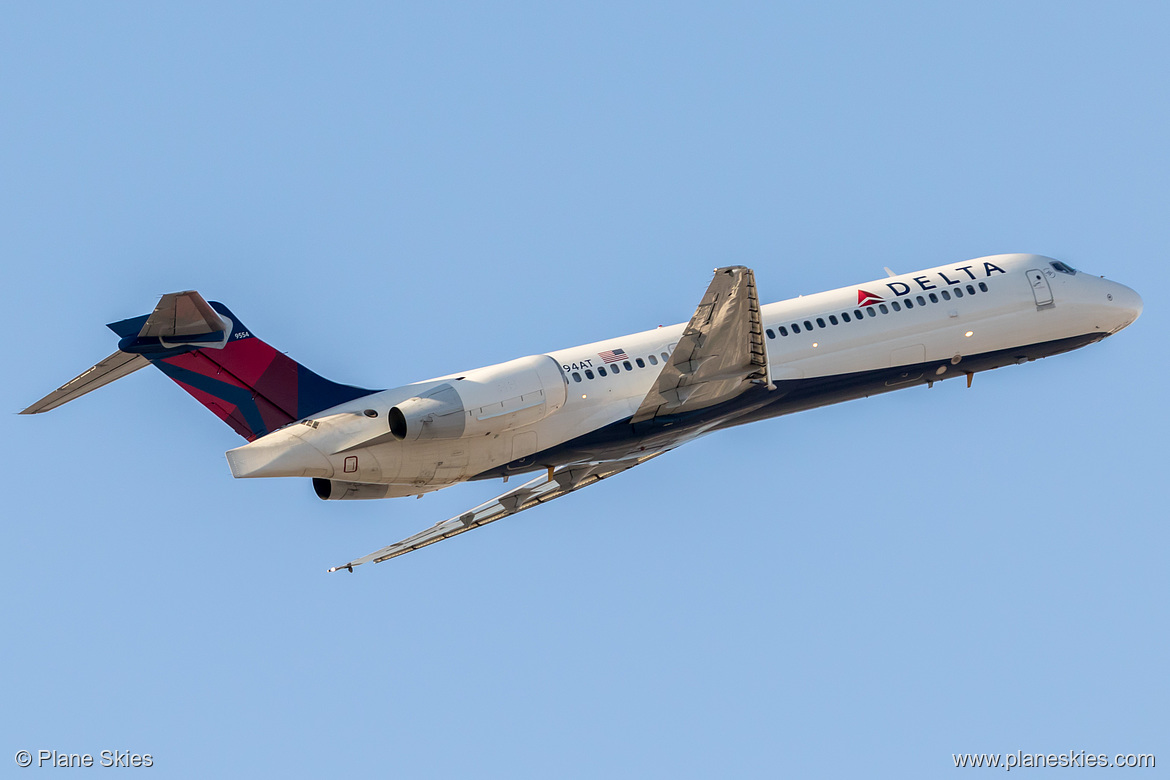 Delta Air Lines Boeing 717-200 N894AT at McCarran International Airport (KLAS/LAS) Delta Air Lines Boeing 717-200 N894AT at McCarran International Airport (KLAS/LAS)