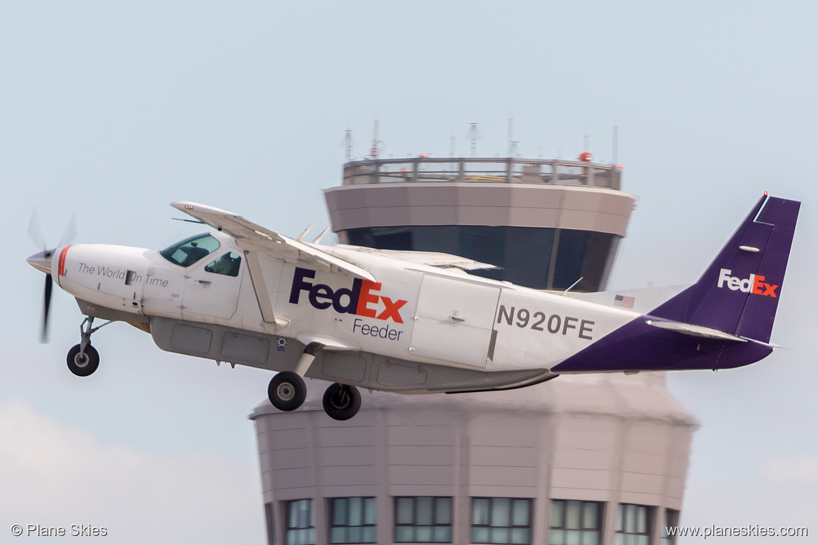 FedEx Cessna 208B Super Cargomaster N920FE at McCarran International Airport (KLAS/LAS) FedEx Cessna 208B Super Cargomaster N920FE at McCarran International Airport (KLAS/LAS)