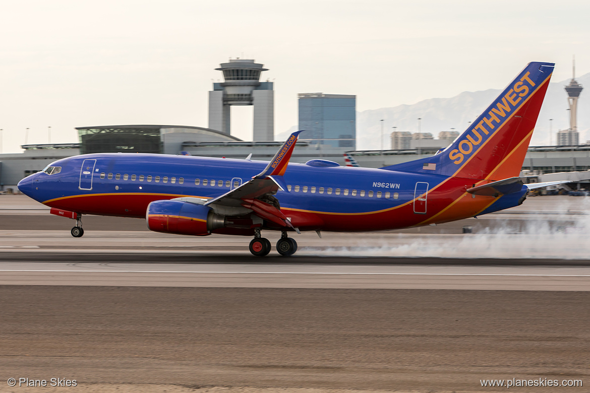 Southwest Airlines Boeing 737-700 N962WN at McCarran International Airport (KLAS/LAS)