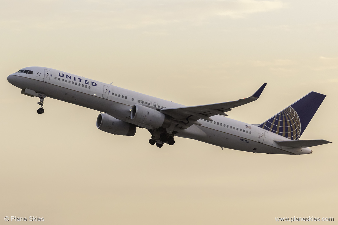 United Airlines Boeing 757-200 N17126 at Los Angeles International Airport (KLAX/LAX)