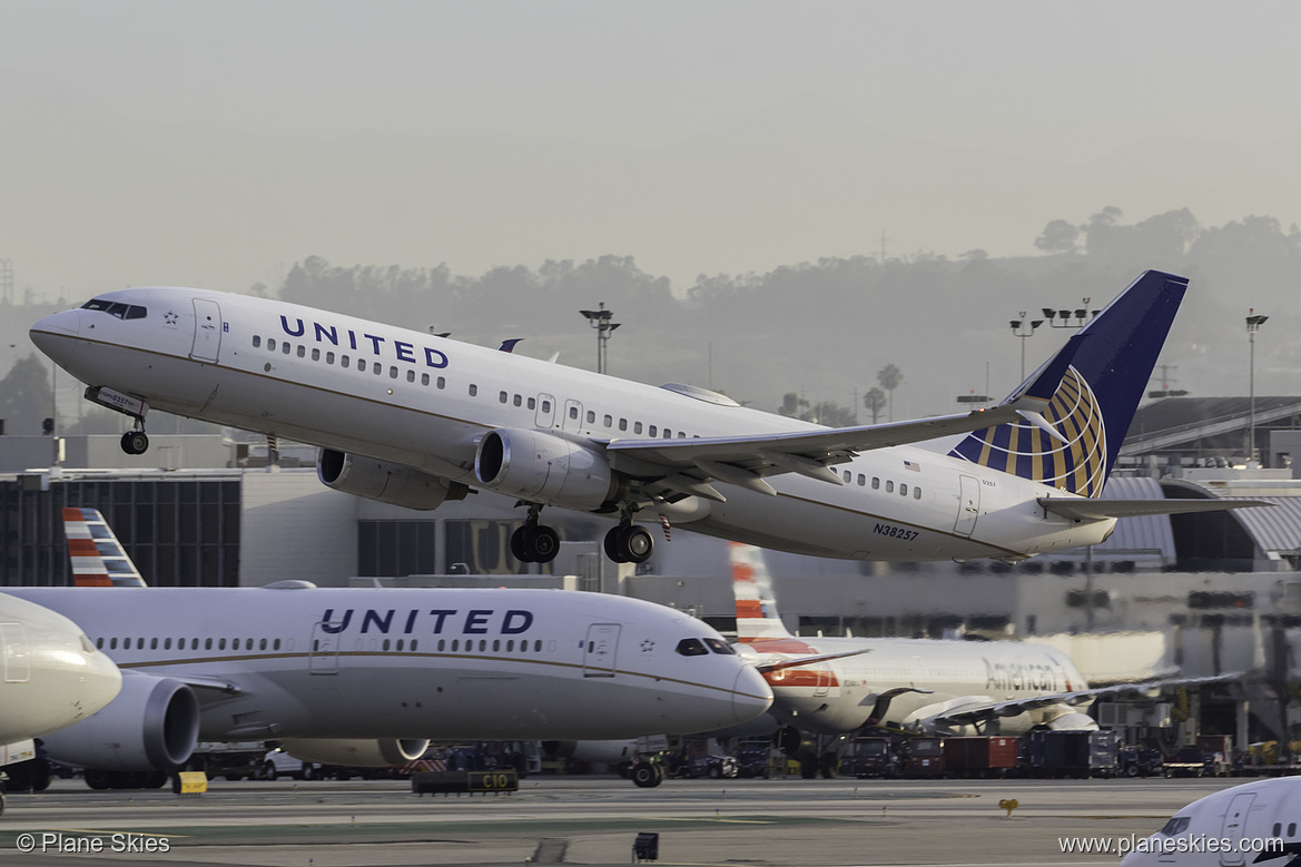United Airlines Boeing 737-800 N38257 at Los Angeles International Airport (KLAX/LAX) United Airlines Boeing 737-800 N38257 at Los Angeles International Airport (KLAX/LAX)