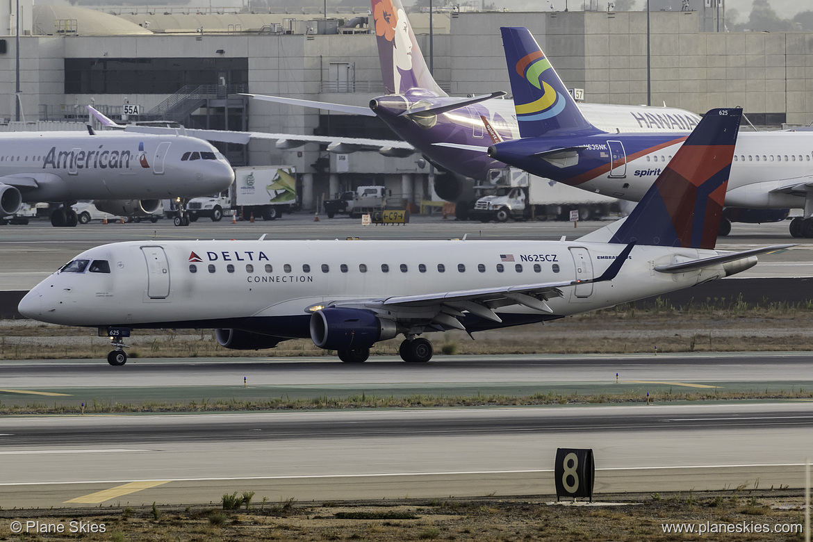 Compass Airlines Embraer ERJ-175 N625CZ at Los Angeles International Airport (KLAX/LAX)