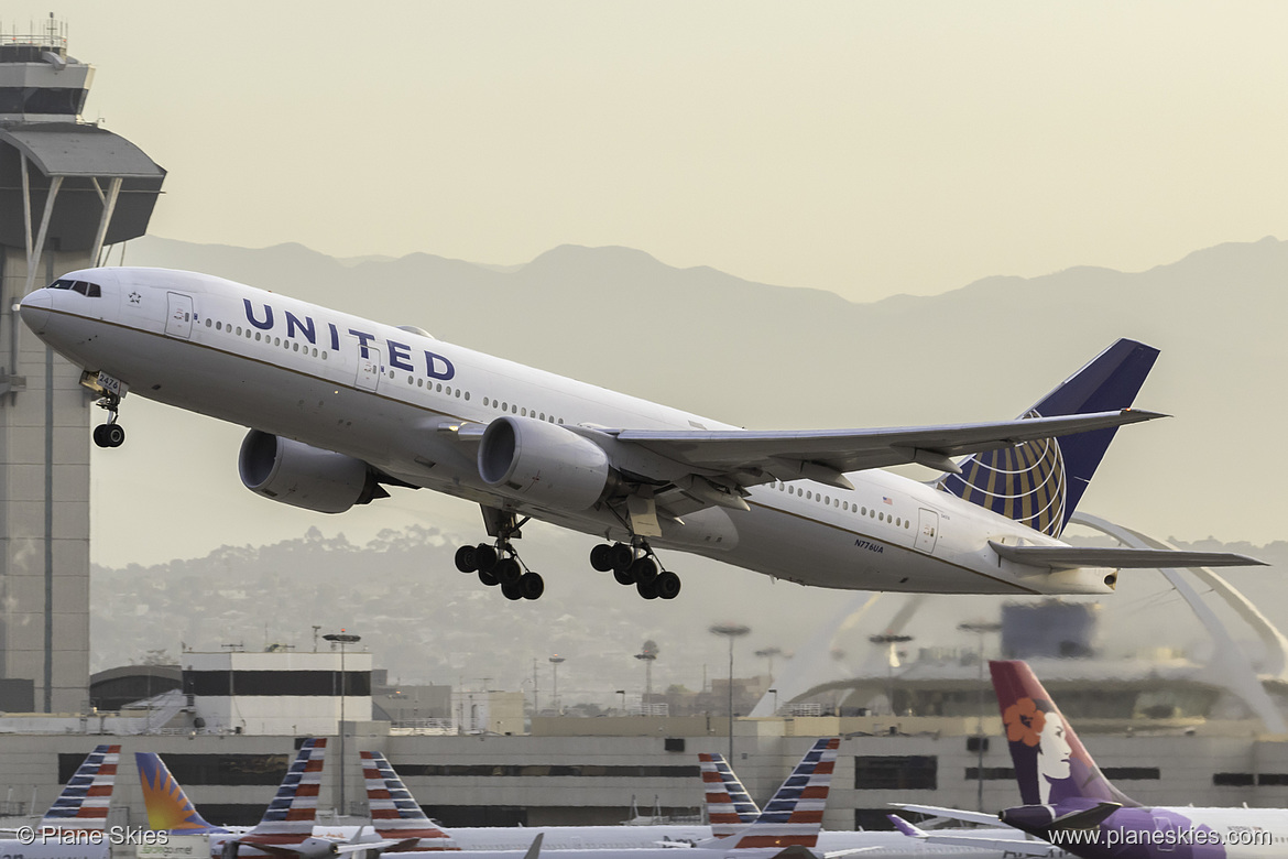 United Airlines Boeing 777-200 N776UA at Los Angeles International Airport (KLAX/LAX) United Airlines Boeing 777-200 N776UA at Los Angeles International Airport (KLAX/LAX)